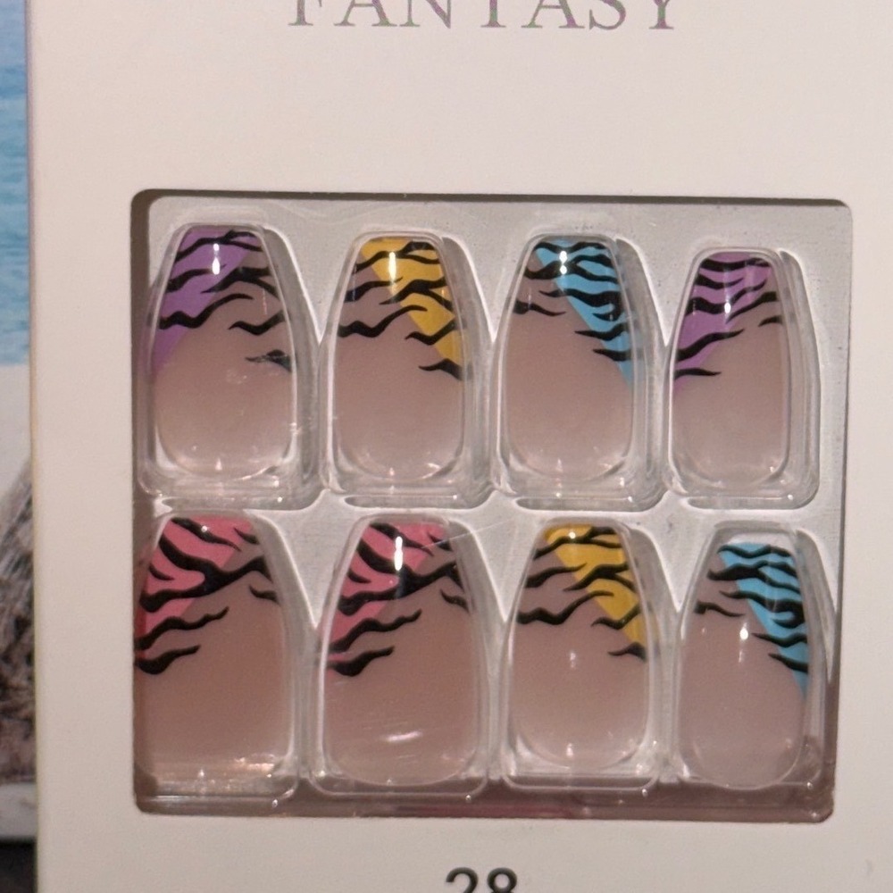 KISS Voguish Fantasy Press On Nails 28ct Medium Coffin Zebra French Tip 90s